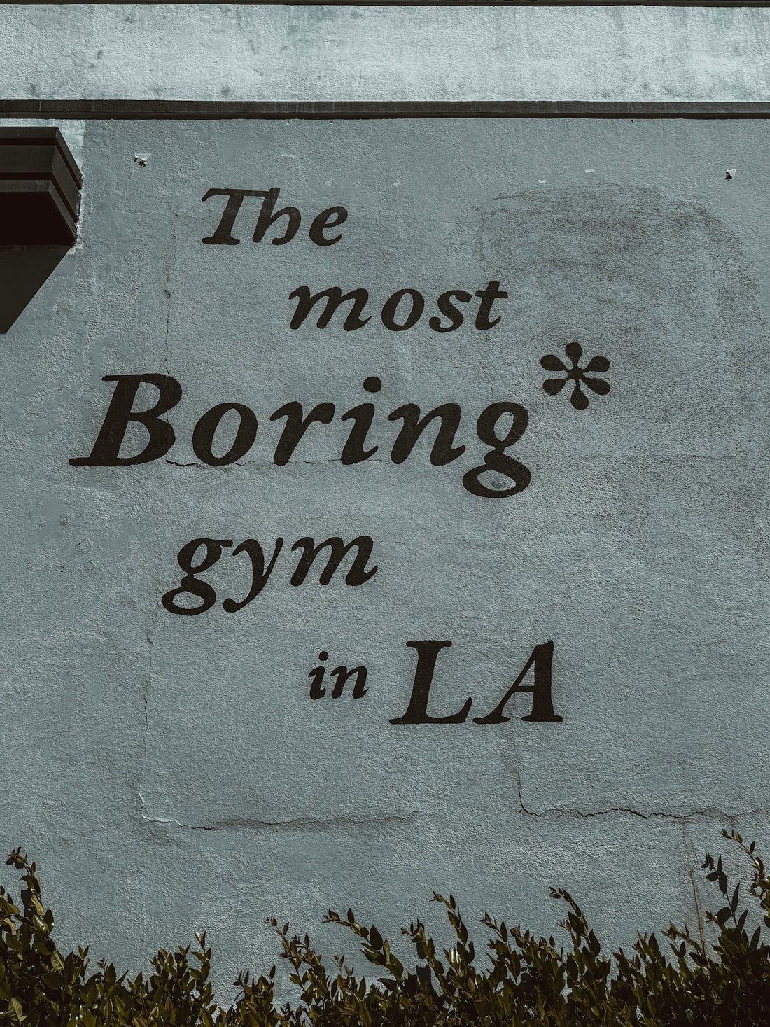 a sign on the side of a building that says the most boring gym in la